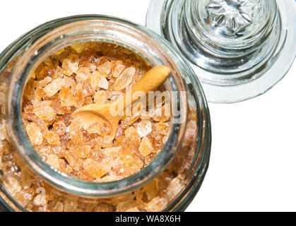 Chrystals de Sucre Candi, sucre de roche en bouteilles de verre isolé sur fond blanc. Banque D'Images