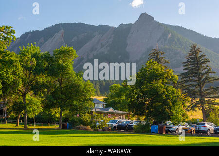 Parc Chautauqua et la montagnes Flatirons à Boulder, Colorado au cours de la journée Banque D'Images