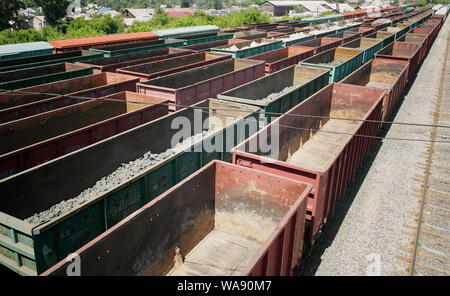 Le Kazakhstan, Ust-Kamenogorsk - 26 juin, 2019. Wagons de marchandises à la gare de chemin de fer. Transport ferroviaire. Banque D'Images