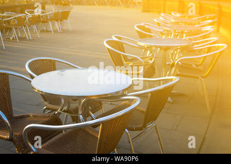 Café de la rue avec tables et chaises marron Banque D'Images