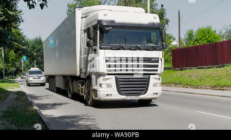 Le Kazakhstan, Ust-Kamenogorsk - 26 juin, 2019. Camion DAF XF sur la route. Banque D'Images