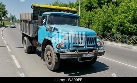 Le Kazakhstan, Ust-Kamenogorsk - 26 juin, 2019. Dump Truck ZIL 130 sur la route. Banque D'Images