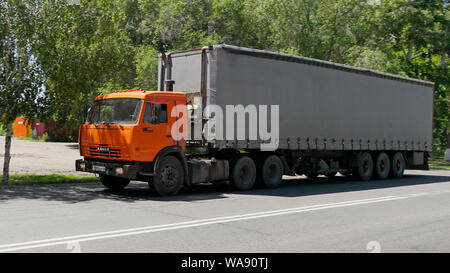 Le Kazakhstan, Ust-Kamenogorsk - 26 juin, 2019. Semi truck KAMAZ sur la route. Banque D'Images