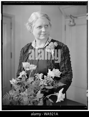 Célèbre ses 25 ans en Bureau des enfants. Washington, D.C., le 2 janvier. Miss Katherine [c.-à-d. Katharine] Lenroot, Chef du Bureau des enfants, ministère du Travail, photographié aujourd'comme elle a célébré 25 années de service avec le Bureau. Elle est la fille de feu le sénateur L. Irvine Lenroot du Wisconsin. Mlle Lenroot Asst a été effectuée. Chef du Bureau en novembre 1922 et est devenu chef quand Miss Grace Abbott a pris sa retraite le 1er décembre 1934 Banque D'Images