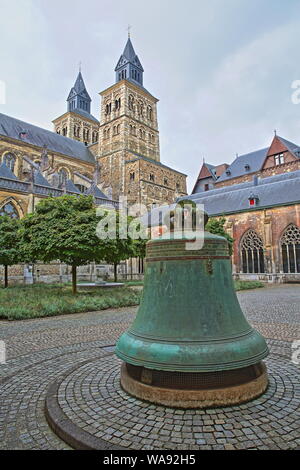 MAASTRICHT, Pays-Bas - août 03, 2019 : la cour intérieure de la basilique de Saint Servais, avec une grosse cloche et l'horloge towers Banque D'Images