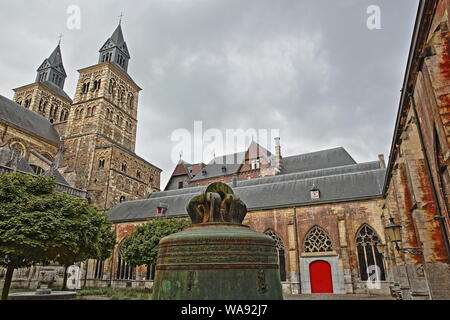 MAASTRICHT, Pays-Bas - août 03, 2019 : la cour intérieure de la basilique de Saint Servais, avec une grosse cloche et l'horloge towers Banque D'Images