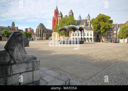 La place centrale de Maastricht Vrijthof, avec la basilique de Saint Servais et Sint Janskerk église, Maastricht, Pays-Bas Banque D'Images