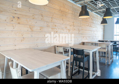 Café moderne, l'intérieur du club ou bar avec des tables et chaises en bois Banque D'Images