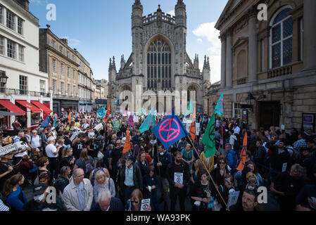 Bath, Somerset, Royaume-Uni. 17 août 2019. Les membres du groupe de protestation climatique rébellion d'Extinction avec des centaines de partisans locaux participer Banque D'Images