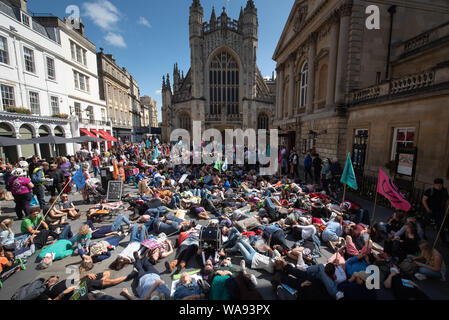 Bath, Somerset, Royaume-Uni. 17 août 2019. Les membres du groupe de protestation climatique rébellion d'Extinction avec des centaines de partisans locaux participer Banque D'Images
