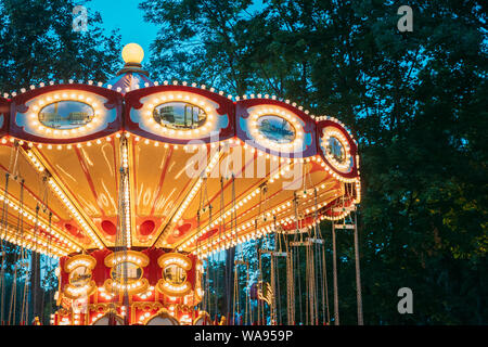 Carrousel éclairées Merry-Go-Round. Soirée d'été dans le parc d'attractions de la ville. Banque D'Images