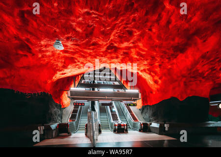 Stockholm, Suède. Dans l'escalator du métro de Stockholm de la station de métro souterrain. Banque D'Images