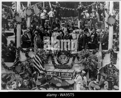 Charles A. Lindbergh parlant au, recouvert du drapeau, podium, avec Calvin Coolidge Banque D'Images