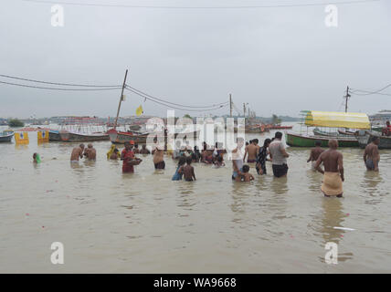 Allahabad, Uttar Pradesh, Inde. Août 19, 2019. Plongeon dans la prise de dévot inondé de l'eau Fleuve Ganga dans Prayagraj (Allahabad) le lundi, Août 19, 2019. Credit : Prabhat Kumar Verma/ZUMA/Alamy Fil Live News Banque D'Images