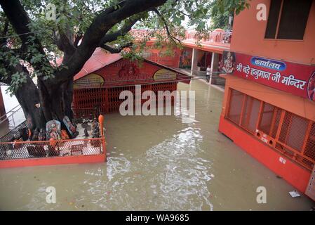 Allahabad, Uttar Pradesh, Inde. Août 19, 2019. Vue de Bade Temple de Hanuman submergé avec l'eau du fleuve Ganga dans Prayagraj (Allahabad) le lundi, Août 19, 2019. Credit : Prabhat Kumar Verma/ZUMA/Alamy Fil Live News Banque D'Images