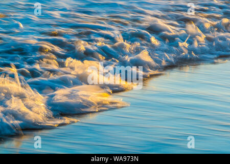 Close up de l'arrivée de l'onde d'eau vive Banque D'Images