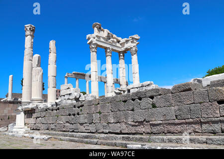 Ruines et colonnes du Temple de Trajan à l'acropole de Pergame, la Turquie. Site du patrimoine mondial de l'UNESCO Banque D'Images