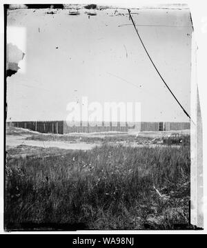 Charleston, Caroline du Sud (aux environs). Stockade sur Morris Island où les prisonniers confédérés étaient confinés sous le feu en représailles pour placer les détenus de ressort fédéral sous le feu à Charleston Banque D'Images