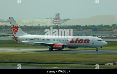 Singapour - Mars 28, 2019. HS-HVG Thai Lion Air Boeing 737-900ER le roulage sur la piste de l'aéroport Changi de Singapour (SIN). Banque D'Images