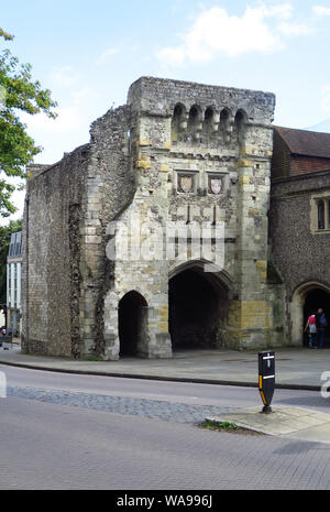 Westgate, l'une des entrées historiques dans le mur de la ville de Winchester, Hampshire Banque D'Images