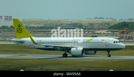 Singapour - Mars 28, 2019. V8-RBF Royal Brunei Airlines Airbus A320 NEO le roulage sur la piste de l'aéroport Changi de Singapour (SIN). Banque D'Images