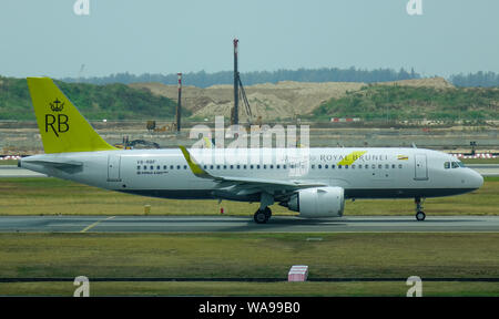 Singapour - Mars 28, 2019. V8-RBF Royal Brunei Airlines Airbus A320 NEO le roulage sur la piste de l'aéroport Changi de Singapour (SIN). Banque D'Images