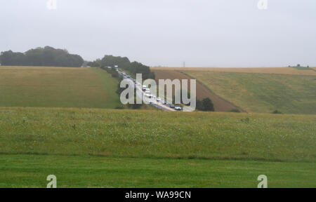 Le trafic sur l'A303 ralentit alors qu'il passe à proximité du site néolithique à Stonehenge Wiltshire, près de la ville d'Amesbury Banque D'Images