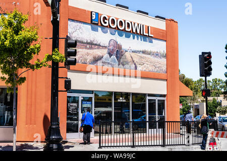 17 août 2019 Sunnyvale / CA / USA - Entrée de bonne volonté Silicon Valley store au centre-ville de Sunnyvale Banque D'Images