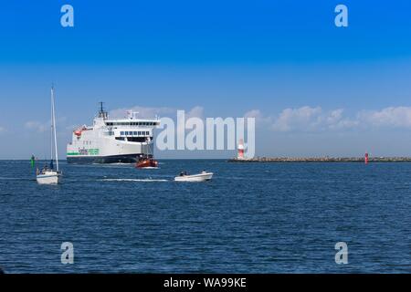 Rostock, Allemagne 06. Août 2019 : Impressions Warnemuende - 06.08.2019 le trafic de bateaux sur la mer Baltique en face de WarnemÃ nde / Warnemuende, avec le ferry Scandlines (Berlin), rouge - Weisse, Ostmolenfeuer dans le monde d'utilisation | Banque D'Images