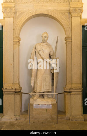 Portugal Vila Nova de Gaia Mosteiro da Serra do Pilar église circulaire monastère 1672 sculpture statue bouclier épée de soldat d'Alfonso Henriques 1874 Banque D'Images