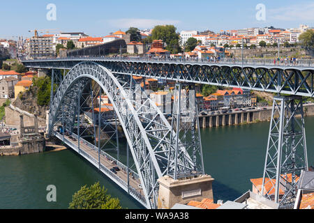 Portugal Porto Porto Ponte de Domdouble decker de Gaia Rio Douro River piétons voitures de métro du trafic traversant les murs de la ville paysage urbain arbres cafe Banque D'Images