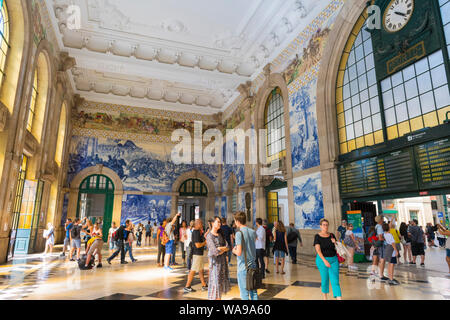 Portugal Porto Porto Estação ferroviária de São Bento gare ouverte 1916 tuiles azulejo par Jorge Colaço terminus principal train trains atrium Banque D'Images