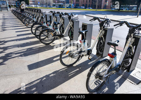 BiciMad. Madrid Location de vélos électriques du système de transport public. Atocha, Madrid, Espagne. Banque D'Images