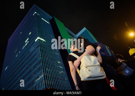 Hong Kong, Chine. Août 18, 2019. Les manifestants sont devant le bâtiment du gouvernement de Hong Kong au cours d'une action de protestation. Dans l'ancienne colonie britannique de Hong Kong, les protestations contre l'influence de Beijing sont entrés dans un nouveau cycle. Le mouvement pour la démocratie avaient appelé à une autre grande manifestation. Credit : Gregor Fischer/dpa/Alamy Live News Banque D'Images