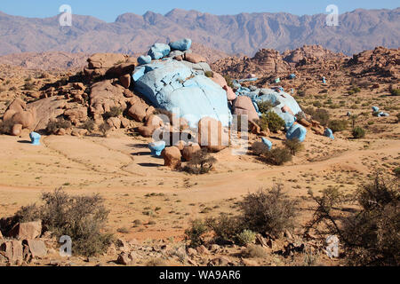 Le bleu et le rouge des roches dans le milieu de la montagnes de l'Atlas au Maroc. Banque D'Images