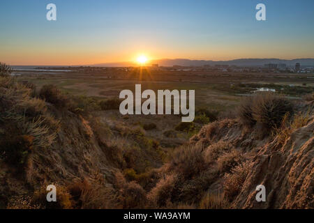 Magnifique coucher de soleil sur la Ballona Wetlands à partir d'une vue panoramique sur la falaise Trail, Los Angeles, Californie Banque D'Images