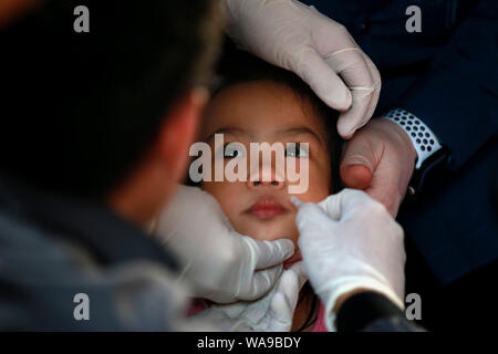 (190819) -- MANILLE, 19 août 2019 (Xinhua) -- une jeune fille reçoit un vaccin poliomyélitique oral au cours d'une campagne anti-polio par le ministère de la Santé des Philippines à Manille, Philippines, le 19 août 2019. (Xinhua/Rouelle Umali) Banque D'Images