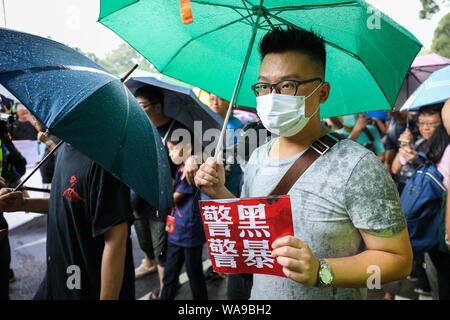 Hong Kong. Août 18, 2000. Des manifestants ont commencé un mars non autorisée pendant une pluie torrentielle à l'extérieur de Victoria Park où un rassemblement organisé par le front des droits civils était détenu dont les organisateurs demandent plus que 1,7 million de personnes ont assisté. 18 août 2019 Crédit : David Coulson/Alamy Live News Banque D'Images