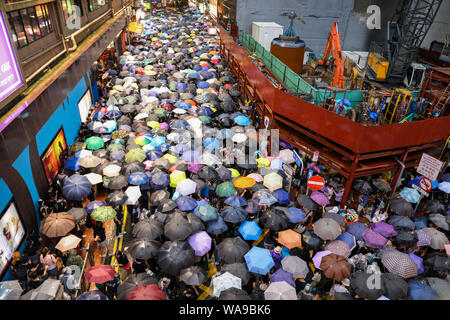 Hong Kong. Août 18, 2000. Très grand nombre de manifestants des parasols sur une mars non autorisé pendant la pluie marche dans les rues de Causeway Bay dont les organisateurs demandent plus que 1,7 million de personnes ont assisté. 18 août 2019 Crédit : David Coulson/Alamy Live News Banque D'Images