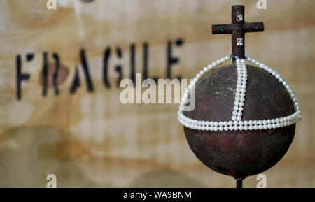 De 0001 sous embargo mardi 20 août la sainte grenade d'Antioche, de la 1975 film Monty Python et le Saint Graal (estimation ? ?50-100,000), au cours d'un essai de la prochaine vente aux enchères des souvenirs de cinéma et de télévision à la prop Store siège social près de Rickmansworth. Banque D'Images