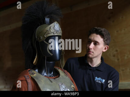 De 0001 sous embargo mardi 20 août UN Prop store employee ajuste l'écran général romain Maximus assorti d'armure porté par Russell Crowe dans le film Gladiator 2000 (estimation ? ?30-50,000), au cours d'un essai de la prochaine vente aux enchères des souvenirs de cinéma et de télévision à la prop Store siège social près de Rickmansworth. Banque D'Images