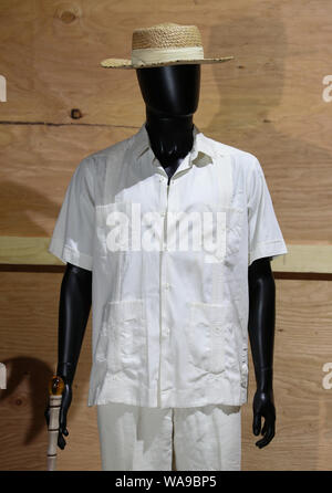 De 0001 sous embargo mardi 20 août John Hammond's costume porté par Richard Attenborough en 1993 dans le film Jurassic Park (estimation ? ?15-20,000), au cours d'un essai de la prochaine vente aux enchères des souvenirs de cinéma et de télévision à la prop Store siège social près de Rickmansworth. Banque D'Images