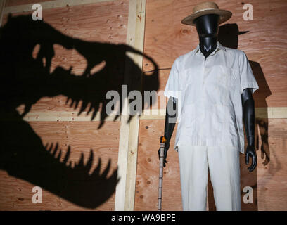 De 0001 sous embargo mardi 20 août John Hammond's costume porté par Richard Attenborough en 1993 dans le film Jurassic Park (estimation ? ?15-20,000), au cours d'un essai de la prochaine vente aux enchères des souvenirs de cinéma et de télévision à la prop Store siège social près de Rickmansworth. Banque D'Images