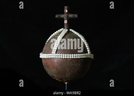 De 0001 sous embargo mardi 20 août la sainte grenade d'Antioche, de la 1975 film Monty Python et le Saint Graal (estimation ? ?50-100,000), au cours d'un essai de la prochaine vente aux enchères des souvenirs de cinéma et de télévision à la prop Store siège social près de Rickmansworth. Banque D'Images