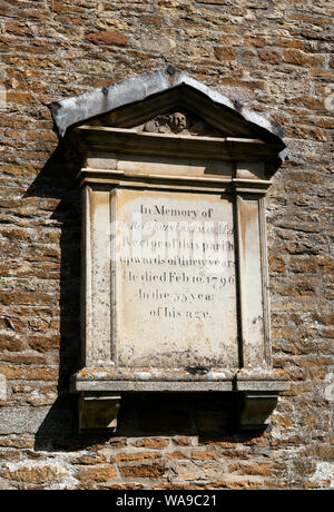 Un mémorial sur le côté sud de l'église Saint Martin de Tours, Lyndon, Rutland, England, UK Banque D'Images