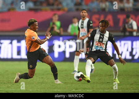 Joueur de football espagnol Adama Traore, gauche, de Wolverhampton Wanderers F.C. de champions de la Ligue anglaise défis un joueur de Newcastle United F.C. je Banque D'Images