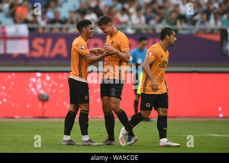 Morgan Gibbs-White, gauche, de Wolverhampton Wanderers F.C. de champions de la Ligue anglaise célèbre avec joueur belge de football Leander Dendoncker après Banque D'Images