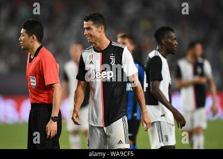 Joueur de football portugais Cristiano Ronaldo de Juventus F.C. réagit comme il est en concurrence avec Alessandro Bastoni de l'Inter Milan au cours de l'Internat 2019 Banque D'Images