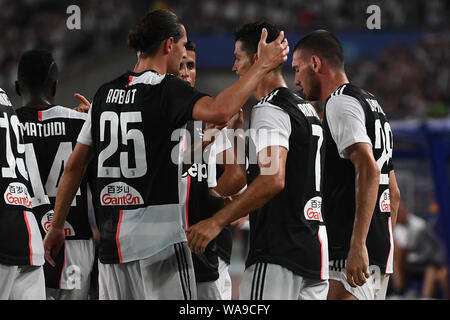 Joueur de football portugais Cristiano Ronaldo, droite, de la Juventus F.C. célèbre avec ses coéquipiers après avoir marqué contre l'Inter Milan au cours de la 2019 Banque D'Images