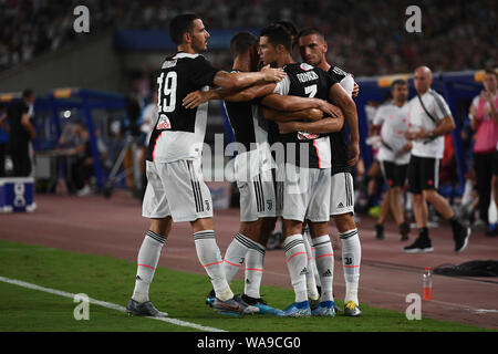 Joueur de football portugais Cristiano Ronaldo, droite, de la Juventus F.C. célèbre avec ses coéquipiers après avoir marqué contre l'Inter Milan au cours de la 2019 Banque D'Images